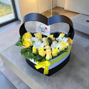 Corazón con rosas amarillas y chocolates